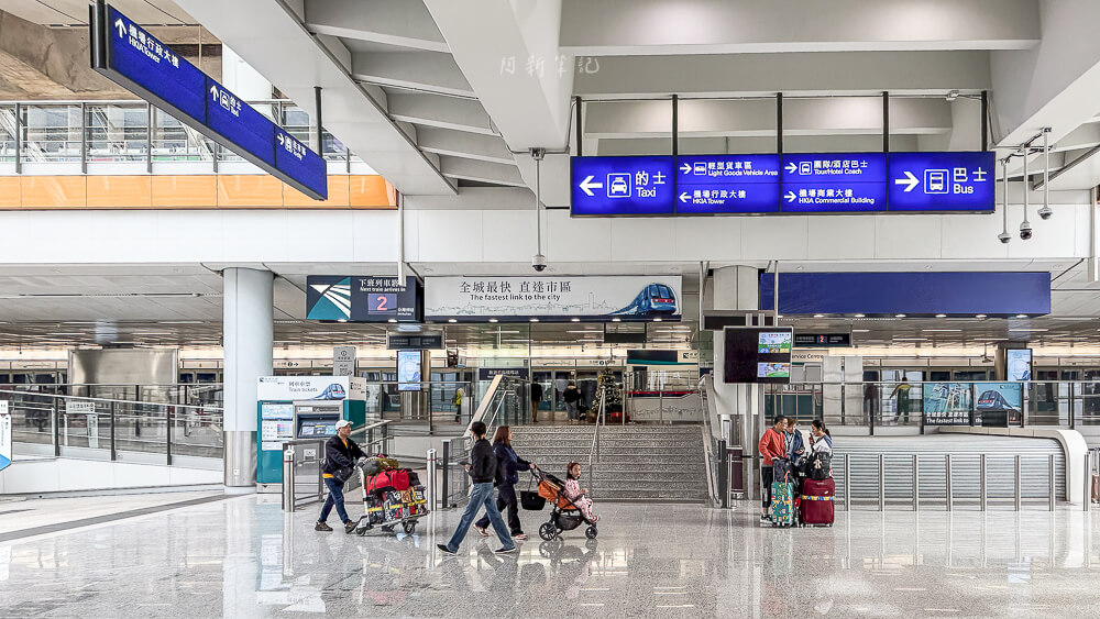 香港機場快線 月台入口與指標