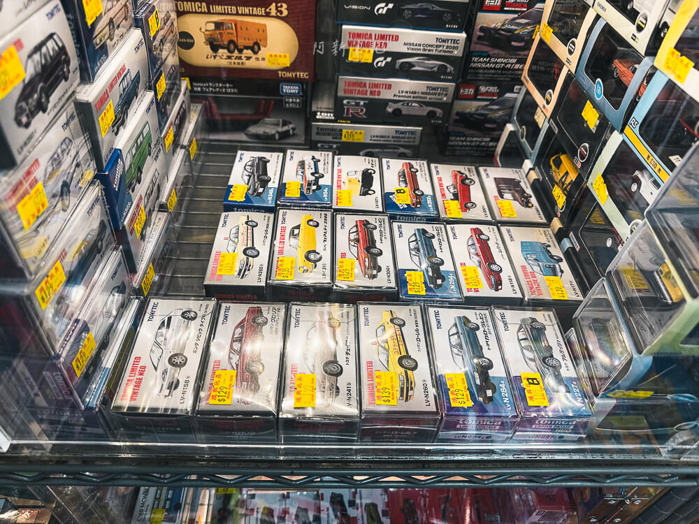 鴻興玩具| 太原街傳奇老店，車模控聖地，挖寶扭蛋與絕版公仔~