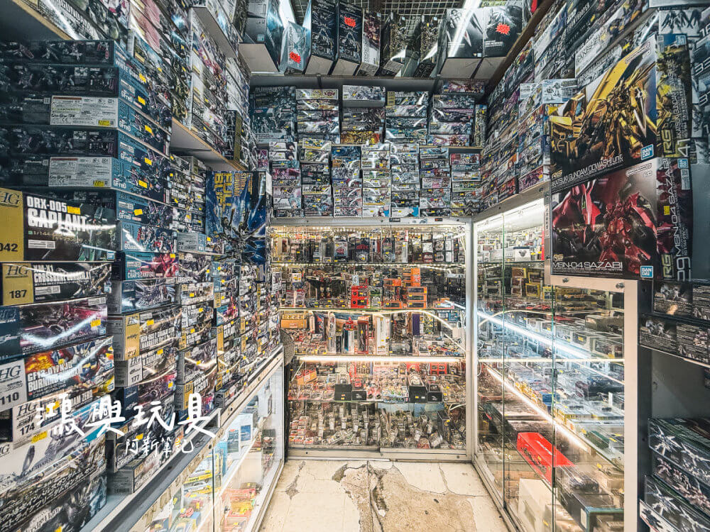 《鴻興玩具》也太讚了吧！這趟香港自由行裡面讓我驚豔的行程莫過於鴻興玩具。不知道大家去香港會逛玩具嗎？來到灣仔太原街，這條被稱為「玩具街」的小巷子，最吸睛的絕對是門口擺滿模型車、人潮擠得水洩不通的鴻興玩具。雖然兩旁多了很多現代化的店舖，但鴻興依然保有那種老派、貨源充足的霸氣。這裡不是那種寬敞明亮的連鎖店，而是需要你鑽進去、低頭彎腰去挖寶的藏寶庫。如果你是車模控，這間店可能會讓你進去就出不來，錢包瞬間清空！