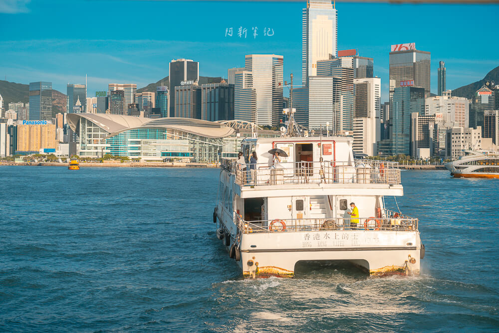 香港 維多利亞港 觀光船與港島天際線