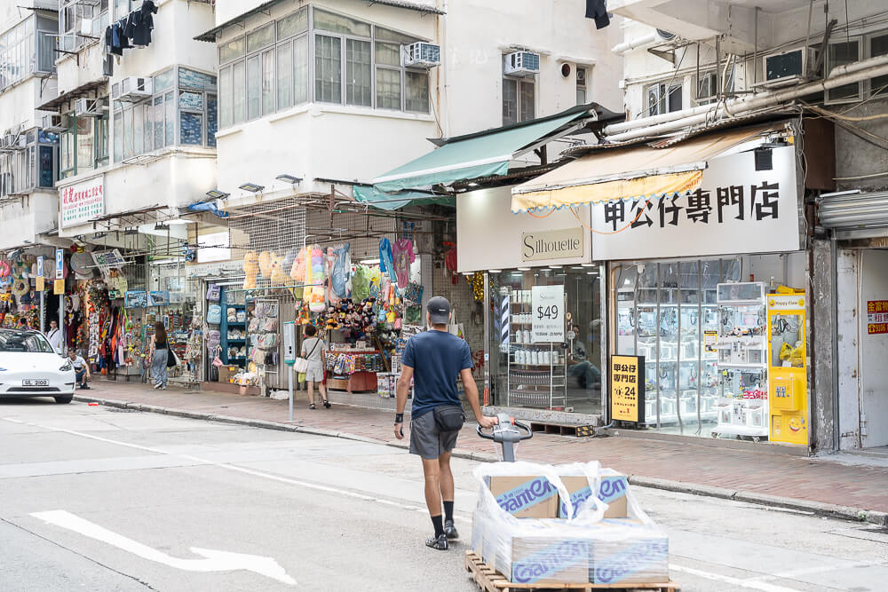 香港 深水埗玩具街 街口甲公仔專門店與玩具攤