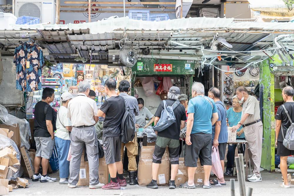深水埗玩具街,玩具街,香港玩具街,深水埗景點,香港購物,香港景點 香港 深水埗玩具街 鐵皮攤前排隊採購人潮