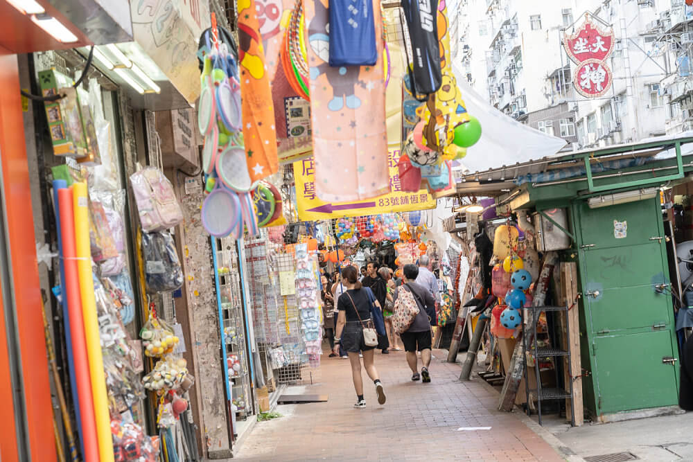 深水埗玩具街,玩具街,香港玩具街,深水埗景點,香港購物,香港景點 香港 深水埗玩具街 福榮街掛滿玩具的街景