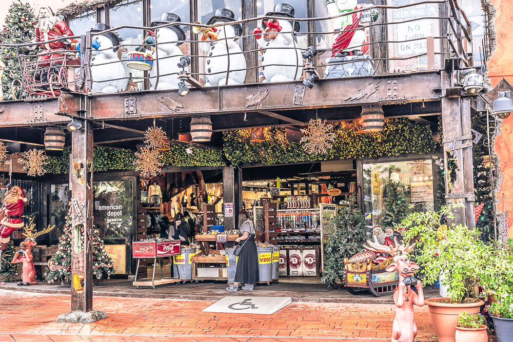 沖繩美國村,美國村,美國村美食,北谷 沖繩 美國村 American Depot 公仔外牆