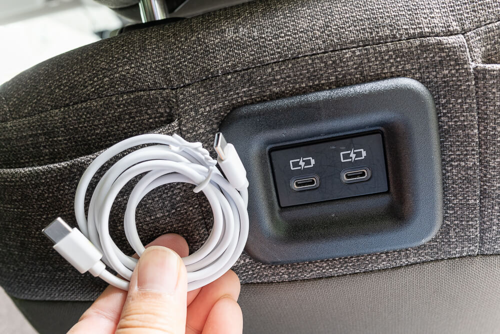 沖繩租車5201314 後座USB-C充電孔