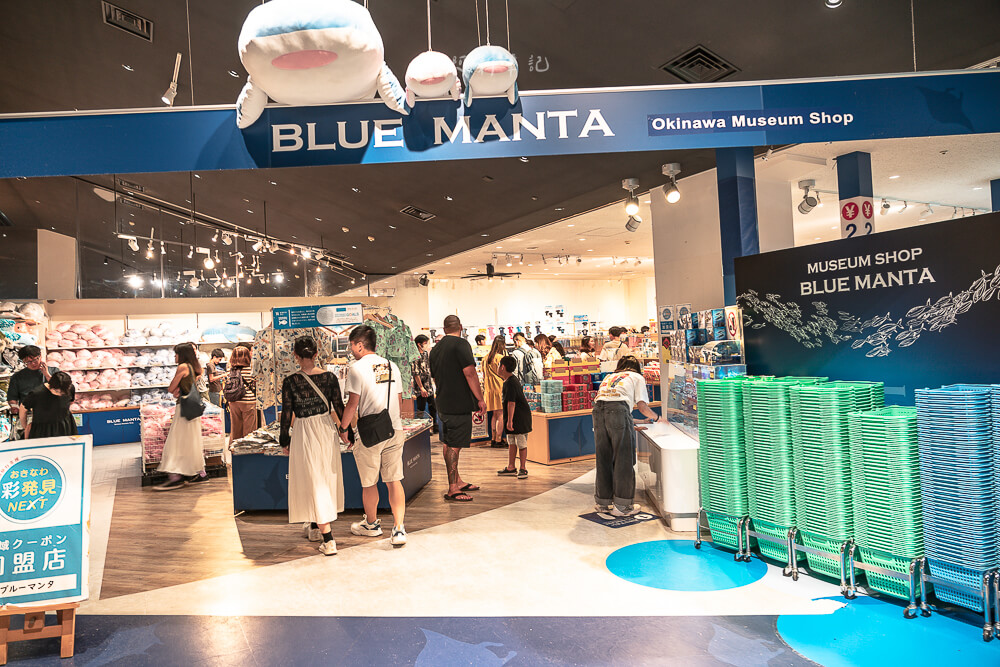 美麗海水族館,沖繩美麗海水族館,沖繩水族館,美麗海水族館門票,美麗海水族館表演時間,沖繩景點 美麗海水族館 Blue Manta 紀念品店
