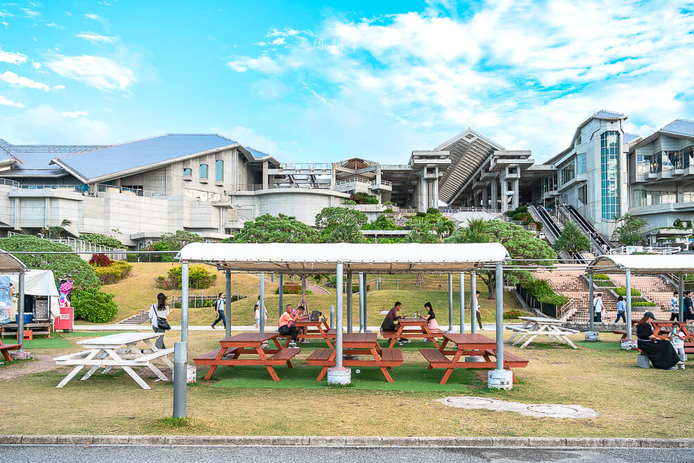 美麗海水族館,沖繩美麗海水族館,沖繩水族館,美麗海水族館門票,美麗海水族館表演時間,沖繩景點 海洋博公園 野餐休息區與水族館建築