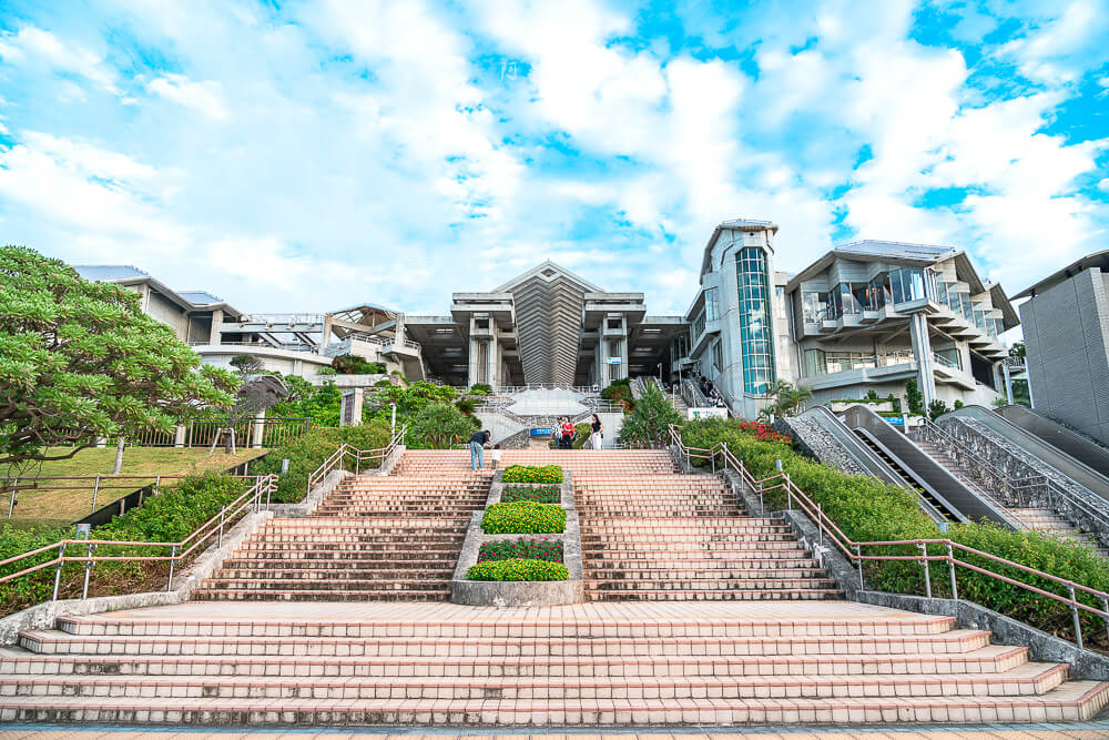 美麗海水族館,沖繩美麗海水族館,沖繩水族館,美麗海水族館門票,美麗海水族館表演時間,沖繩景點 海洋博公園 通往水族館的大階梯
