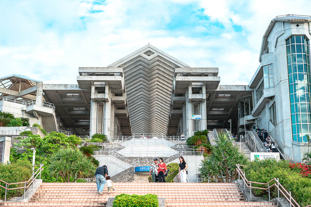 美麗海水族館,沖繩美麗海水族館,沖繩水族館,美麗海水族館門票,美麗海水族館表演時間,沖繩景點 美麗海水族館 建築外觀與階梯