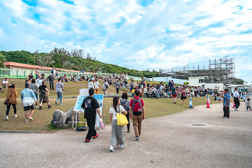 美麗海水族館,沖繩美麗海水族館,沖繩水族館,美麗海水族館門票,美麗海水族館表演時間,沖繩景點 海洋博公園 前往海豚表演的人潮