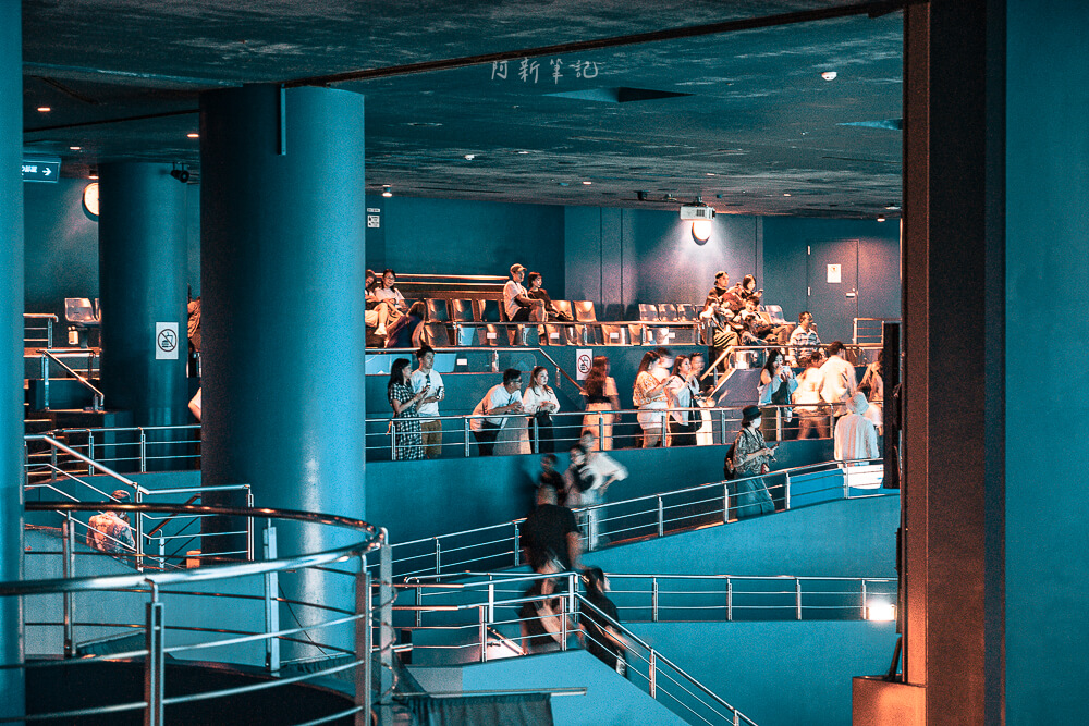 美麗海水族館,沖繩美麗海水族館,沖繩水族館,美麗海水族館門票,美麗海水族館表演時間,沖繩景點 美麗海水族館 黑潮之海旁的咖啡廳座位