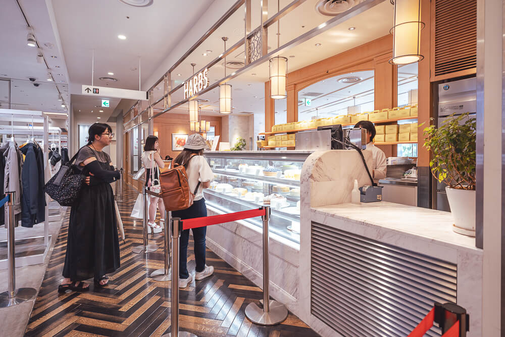 HARBS 上野店,HARBS Ueno,東京甜點,上野甜點,水果千層蛋糕,季節水果蛋糕,草莓蛋糕,蒙布朗,下午茶,蛋糕套餐,咖啡,蛋糕櫃,內用排隊,交通資訊 HARBS 上野店,HARBS Ueno,東京甜點,上野甜點,水果千層蛋糕,季節水果蛋糕,草莓蛋糕,蒙布朗,下午茶,蛋糕套餐,咖啡,蛋糕櫃,內用排隊,交通資訊