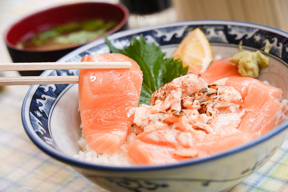 東京上野 みなとや 筷子夾起鮭魚生魚片