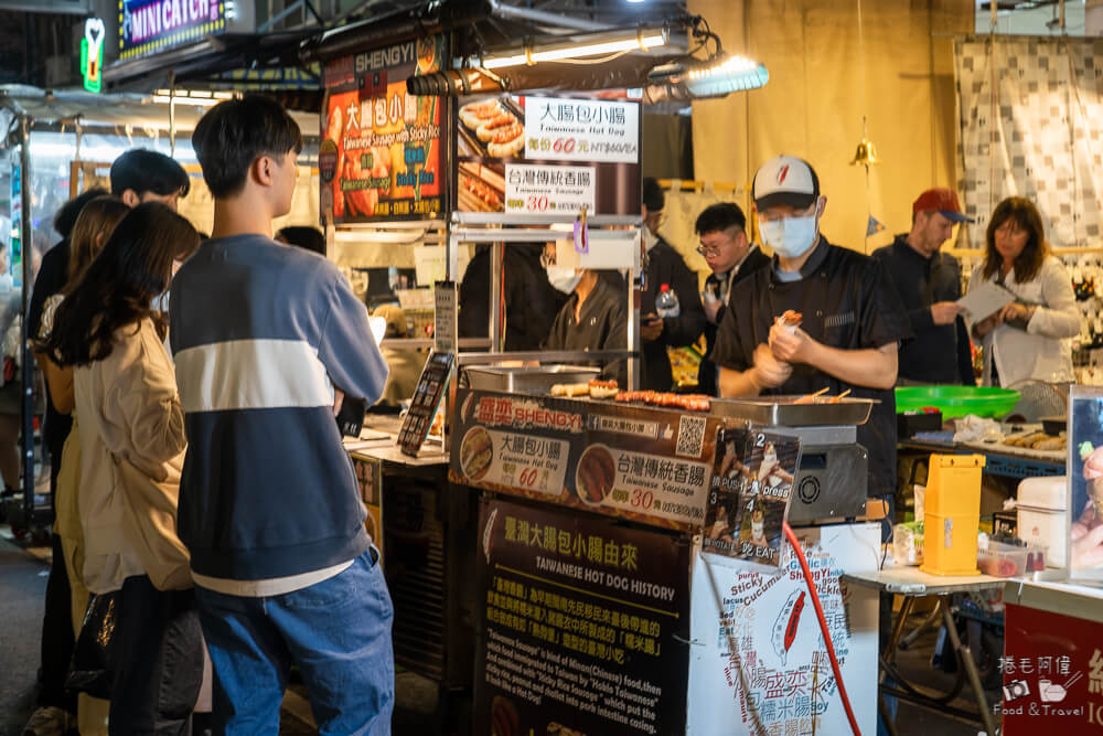 六合夜市,高雄夜市,高雄美食,高雄必吃,六合夜市美食,六合夜市必吃,六合夜市推薦,高雄小吃,高雄旅遊,台灣夜市,高雄自由行,六合夜市木瓜牛奶,六合夜市胡椒餅,六合夜市魷魚,六合夜市生炒花枝,捷運美麗島站美食,夜市小吃,台灣美食,觀光夜市,高雄景點推薦