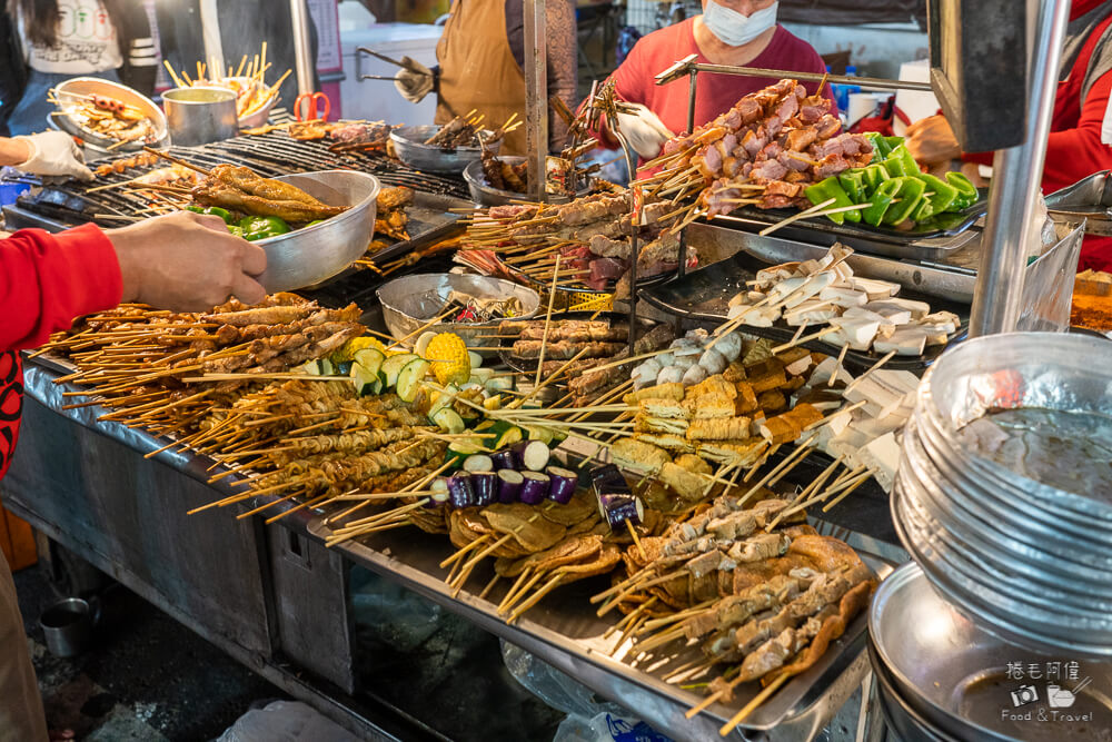 六合夜市,高雄夜市,高雄美食,高雄必吃,六合夜市美食,六合夜市必吃,六合夜市推薦,高雄小吃,高雄旅遊,台灣夜市,高雄自由行,六合夜市木瓜牛奶,六合夜市胡椒餅,六合夜市魷魚,六合夜市生炒花枝,捷運美麗島站美食,夜市小吃,台灣美食,觀光夜市,高雄景點推薦