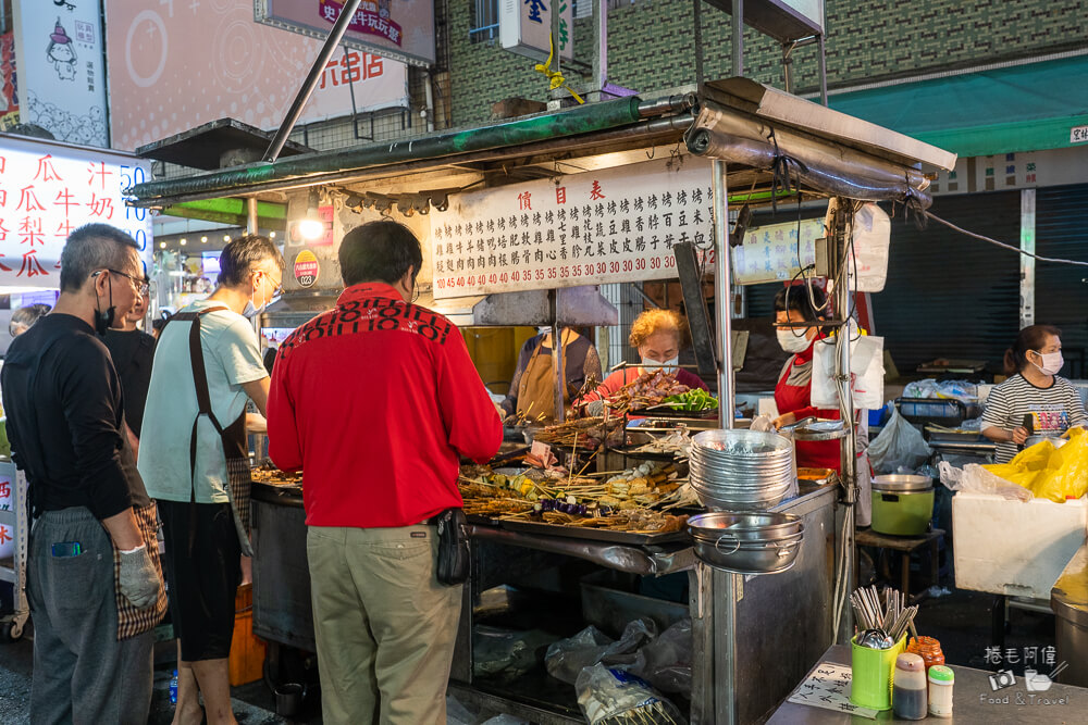 六合夜市,高雄夜市,高雄美食,高雄必吃,六合夜市美食,六合夜市必吃,六合夜市推薦,高雄小吃,高雄旅遊,台灣夜市,高雄自由行,六合夜市木瓜牛奶,六合夜市胡椒餅,六合夜市魷魚,六合夜市生炒花枝,捷運美麗島站美食,夜市小吃,台灣美食,觀光夜市,高雄景點推薦