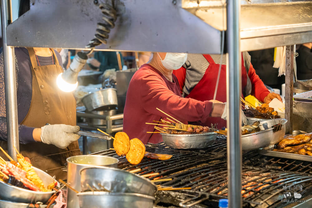 六合夜市,高雄夜市,高雄美食,高雄必吃,六合夜市美食,六合夜市必吃,六合夜市推薦,高雄小吃,高雄旅遊,台灣夜市,高雄自由行,六合夜市木瓜牛奶,六合夜市胡椒餅,六合夜市魷魚,六合夜市生炒花枝,捷運美麗島站美食,夜市小吃,台灣美食,觀光夜市,高雄景點推薦