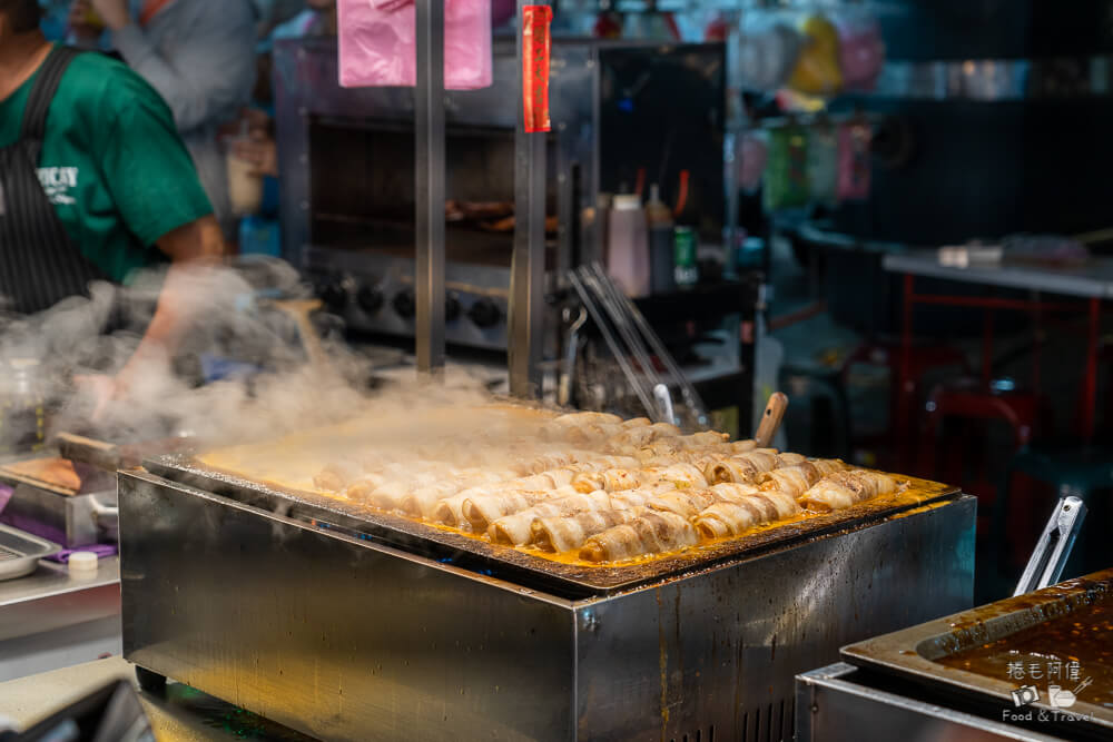 六合夜市,高雄夜市,高雄美食,高雄必吃,六合夜市美食,六合夜市必吃,六合夜市推薦,高雄小吃,高雄旅遊,台灣夜市,高雄自由行,六合夜市木瓜牛奶,六合夜市胡椒餅,六合夜市魷魚,六合夜市生炒花枝,捷運美麗島站美食,夜市小吃,台灣美食,觀光夜市,高雄景點推薦