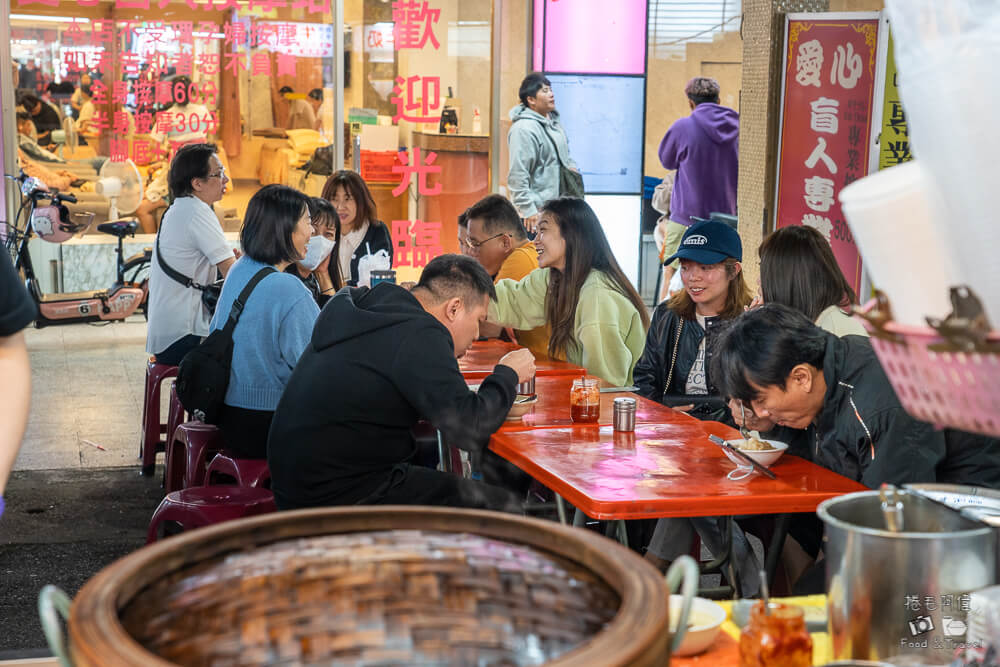六合夜市,高雄夜市,高雄美食,高雄必吃,六合夜市美食,六合夜市必吃,六合夜市推薦,高雄小吃,高雄旅遊,台灣夜市,高雄自由行,六合夜市木瓜牛奶,六合夜市胡椒餅,六合夜市魷魚,六合夜市生炒花枝,捷運美麗島站美食,夜市小吃,台灣美食,觀光夜市,高雄景點推薦