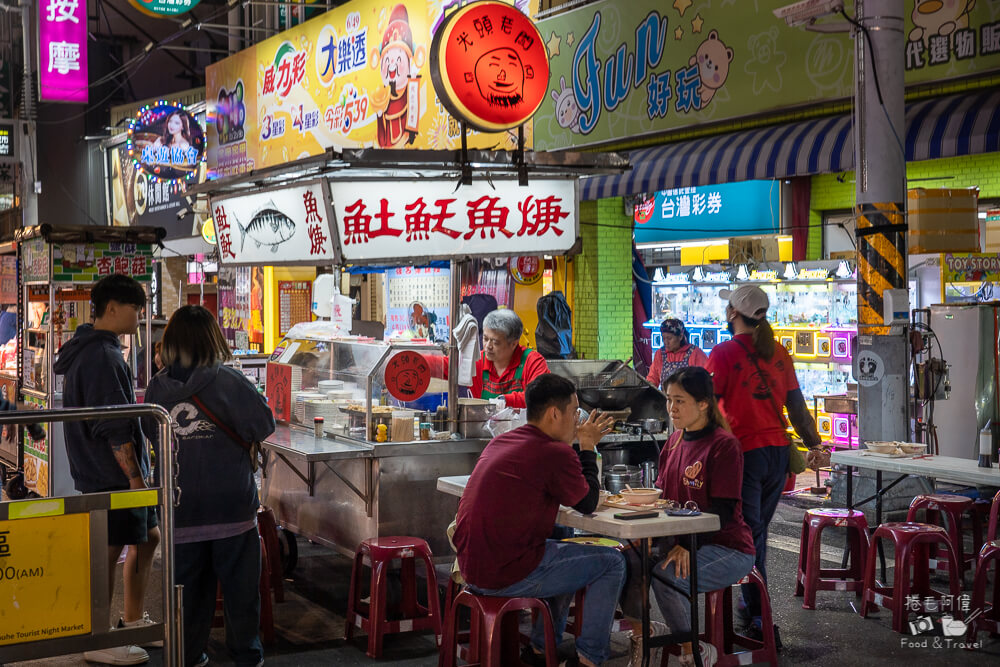 六合夜市,高雄夜市,高雄美食,高雄必吃,六合夜市美食,六合夜市必吃,六合夜市推薦,高雄小吃,高雄旅遊,台灣夜市,高雄自由行,六合夜市木瓜牛奶,六合夜市胡椒餅,六合夜市魷魚,六合夜市生炒花枝,捷運美麗島站美食,夜市小吃,台灣美食,觀光夜市,高雄景點推薦