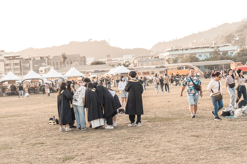 高雄 哈瑪星鐵道文化園區 草地與壽山