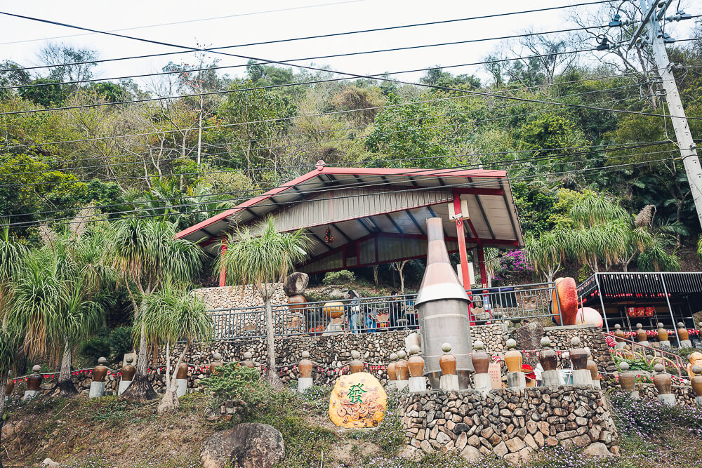 元寶土地公,南投景點,國姓景點推薦,元寶土地公廟評價,南投求財廟推薦,元寶土地公怎麼拜,國姓必玩景點,南投元寶土地公,財神廟推薦 南投 元寶土地公 台14線路旁廟區外觀與石砌高牆