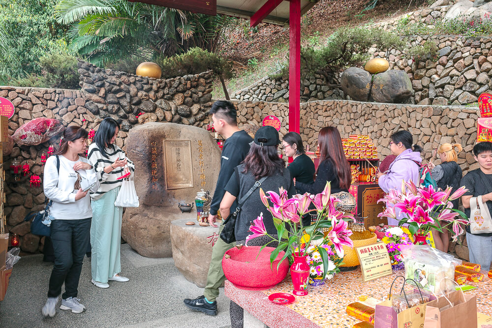 元寶土地公,南投景點,國姓景點推薦,元寶土地公廟評價,南投求財廟推薦,元寶土地公怎麼拜,國姓必玩景點,南投元寶土地公,財神廟推薦 南投 元寶土地公 主殿參拜區與供桌