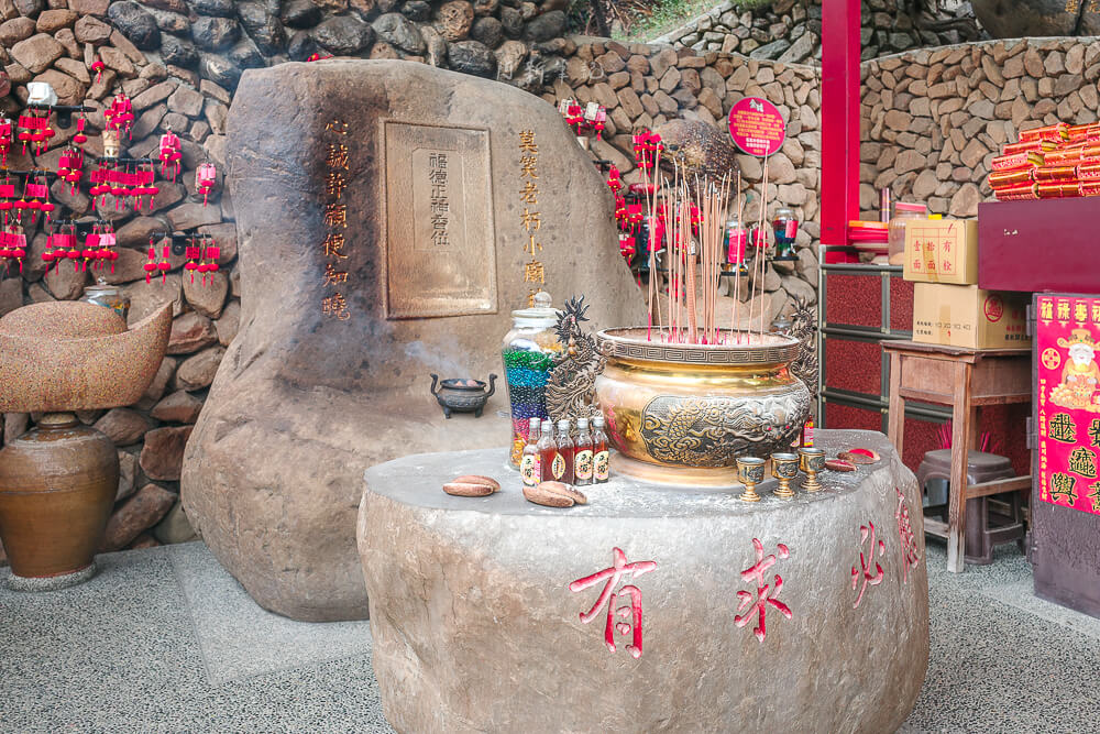 元寶土地公,南投景點,國姓景點推薦,元寶土地公廟評價,南投求財廟推薦,元寶土地公怎麼拜,國姓必玩景點,南投元寶土地公,財神廟推薦 南投 元寶土地公 有求必應石桌與香爐