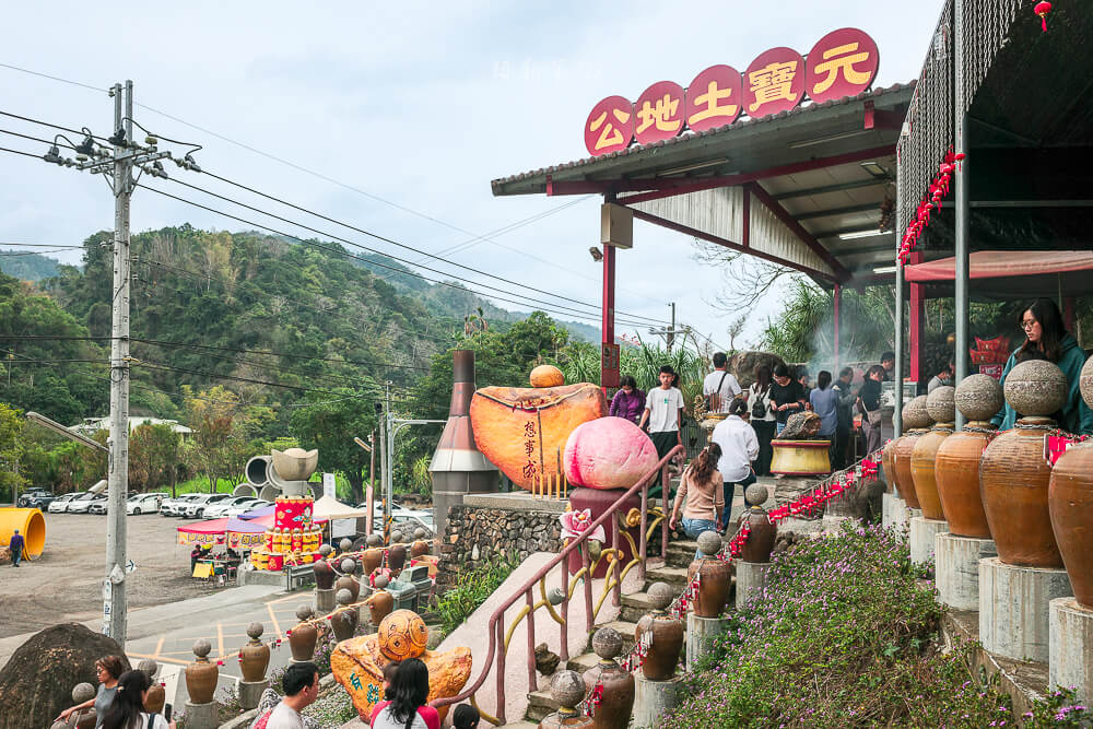 元寶土地公,南投景點,國姓景點推薦,元寶土地公廟評價,南投求財廟推薦,元寶土地公怎麼拜,國姓必玩景點,南投元寶土地公,財神廟推薦 南投 元寶土地公 入口紅色棚架與陶甕石階