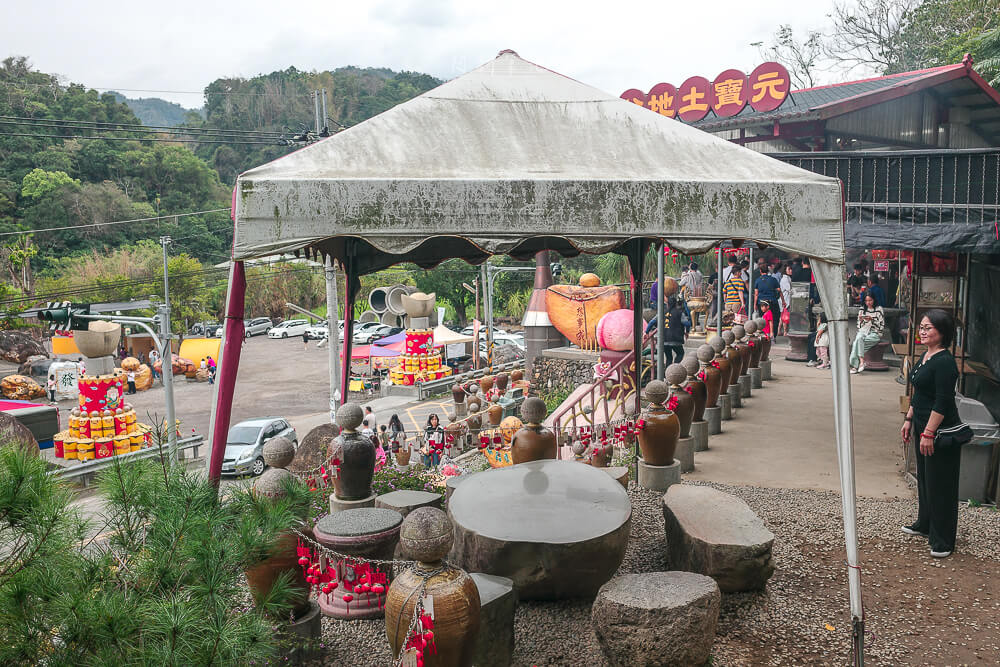 南投 元寶土地公 石桌石椅休息區與陶甕步道