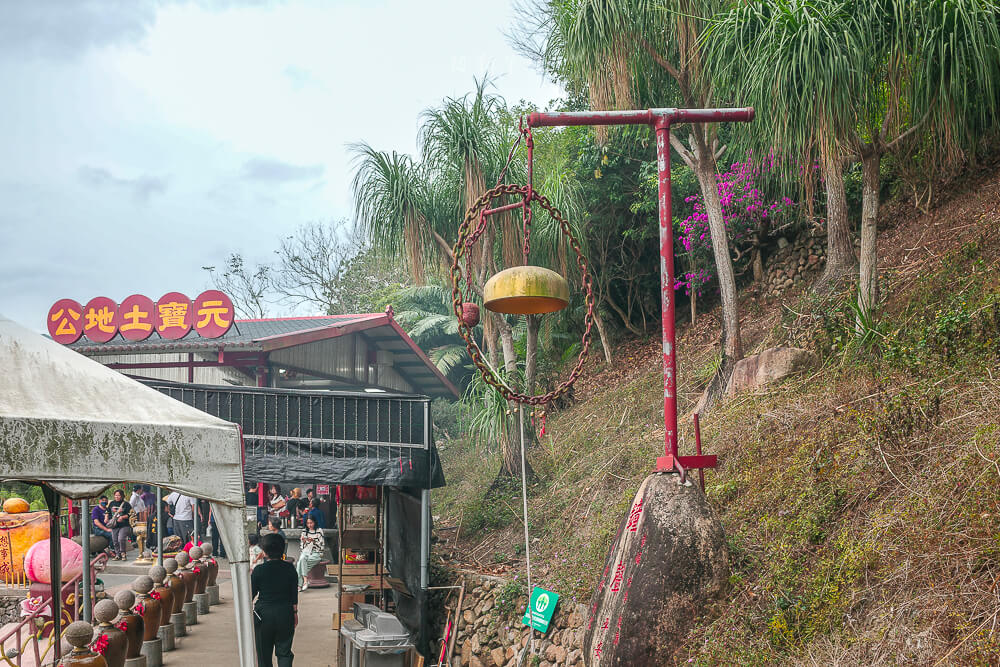 元寶土地公,南投景點,國姓景點推薦,元寶土地公廟評價,南投求財廟推薦,元寶土地公怎麼拜,國姓必玩景點,南投元寶土地公,財神廟推薦 南投 元寶土地公 紅色秤架吊著金色秤錘造型裝置
