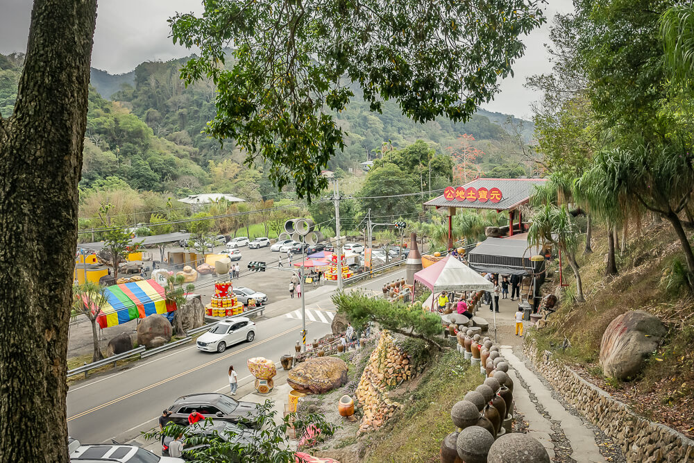 元寶土地公,南投景點,國姓景點推薦,元寶土地公廟評價,南投求財廟推薦,元寶土地公怎麼拜,國姓必玩景點,南投元寶土地公,財神廟推薦 南投 元寶土地公 從高處回望廟區與山景