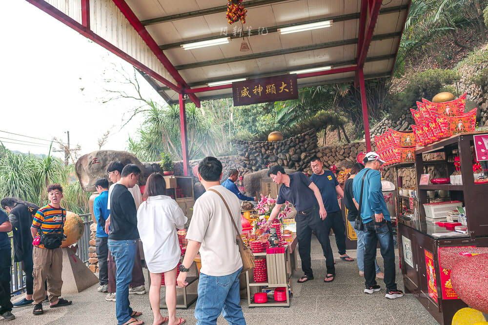 元寶土地公,南投景點,國姓景點推薦,元寶土地公廟評價,南投求財廟推薦,元寶土地公怎麼拜,國姓必玩景點,南投元寶土地公,財神廟推薦 南投 元寶土地公 主殿大顯神威匾額與參拜人潮