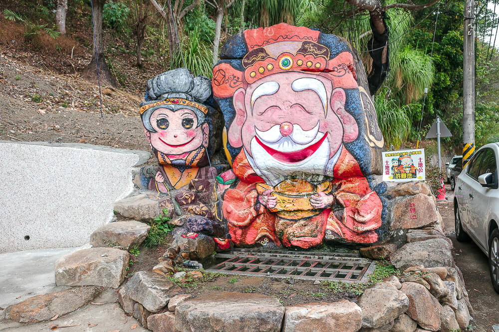 元寶土地公,南投景點,國姓景點推薦,元寶土地公廟評價,南投求財廟推薦,元寶土地公怎麼拜,國姓必玩景點,南投元寶土地公,財神廟推薦 南投 元寶土地公 Q版土地公土地婆彩繪石與許願池