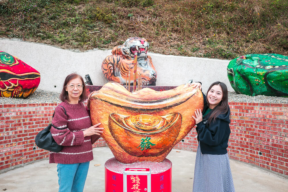 元寶土地公,南投景點,國姓景點推薦,元寶土地公廟評價,南投求財廟推薦,元寶土地公怎麼拜,國姓必玩景點,南投元寶土地公,財神廟推薦 南投 元寶土地公 發字金元寶石與老虎彩繪石