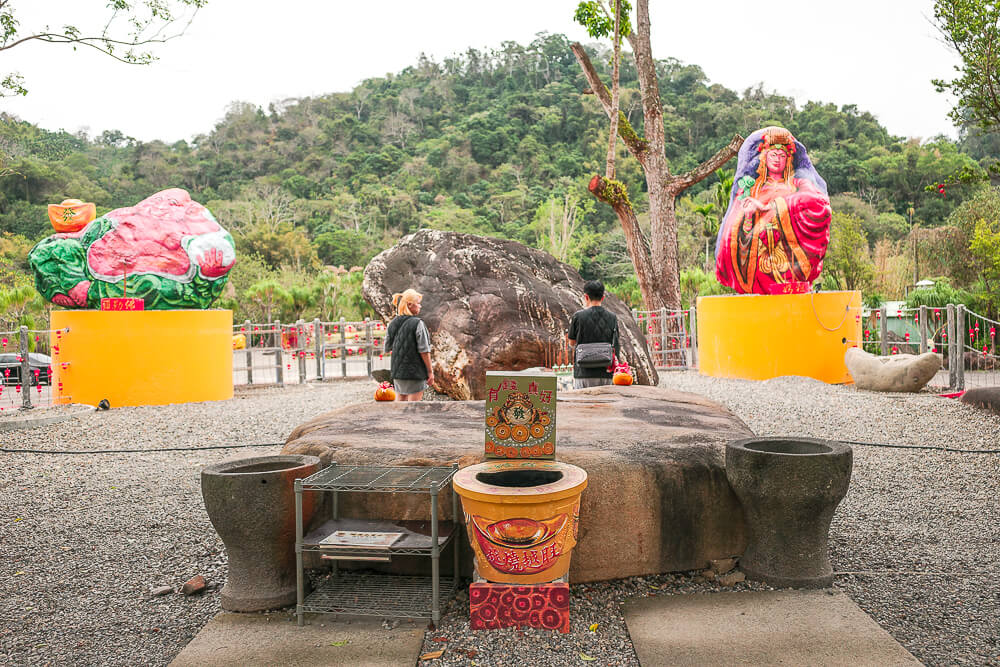 元寶土地公,南投景點,國姓景點推薦,元寶土地公廟評價,南投求財廟推薦,元寶土地公怎麼拜,國姓必玩景點,南投元寶土地公,財神廟推薦 南投 元寶土地公 後山彩繪大石與石桌香爐區