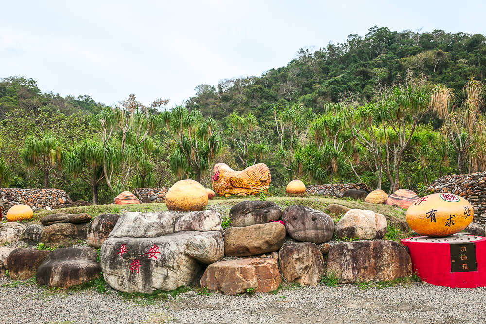 元寶土地公,南投景點,國姓景點推薦,元寶土地公廟評價,南投求財廟推薦,元寶土地公怎麼拜,國姓必玩景點,南投元寶土地公,財神廟推薦 南投 元寶土地公 金雞母石雕與有求必應金蛋