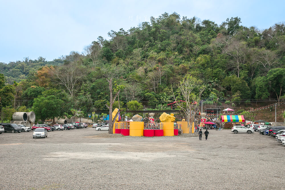 元寶土地公,南投景點,國姓景點推薦,元寶土地公廟評價,南投求財廟推薦,元寶土地公怎麼拜,國姓必玩景點,南投元寶土地公,財神廟推薦 南投 元寶土地公 廟前大型碎石停車場