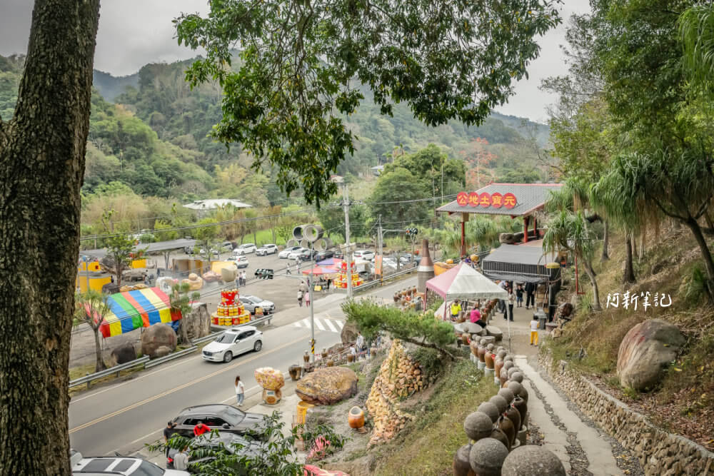 元寶土地公,南投景點,國姓景點推薦,元寶土地公廟評價,南投求財廟推薦,元寶土地公怎麼拜,國姓必玩景點,南投元寶土地公,財神廟推薦 南投國姓 元寶土地公廟 從高處俯瞰廟區與台14線