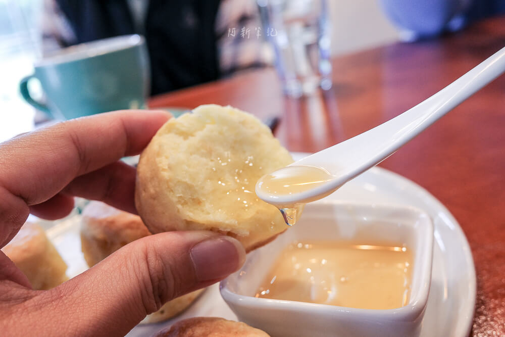 山間良物,南投景點,南投咖啡廳,國姓鄉咖啡,南投下午茶,秘境咖啡廳,南投美食 山間良物 司康剝開淋蜜醬特寫