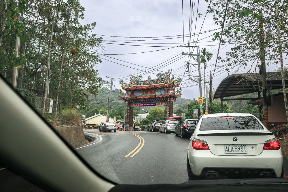 石龍宮入口牌樓與上山車潮