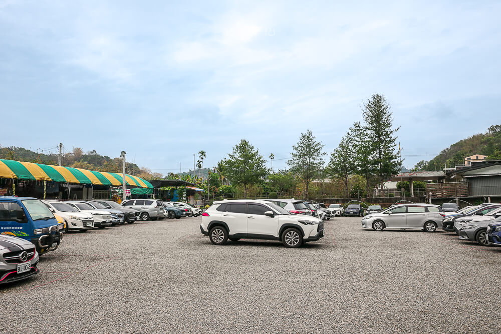 石龍宮免費停車場碎石空地
