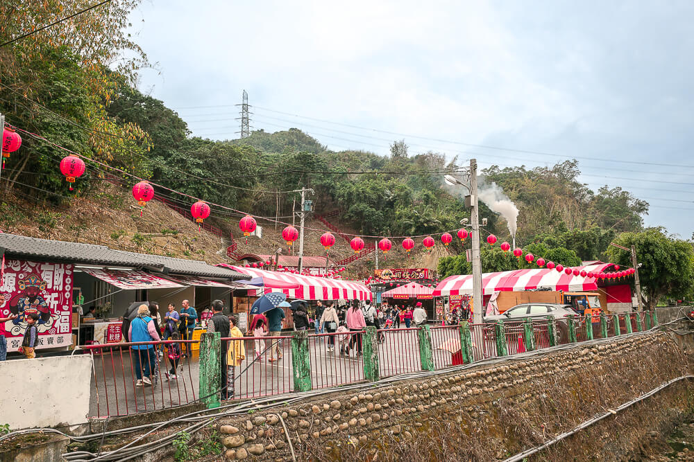 石龍宮廟區紅燈籠與帳篷人潮