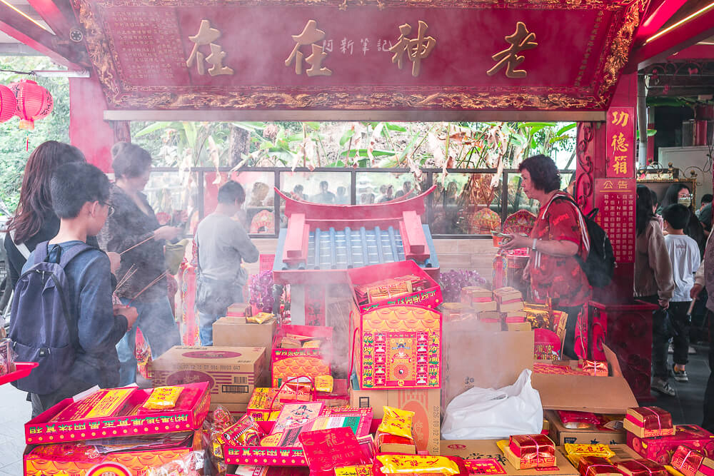 石龍宮香爐與供桌上的泡麵供品