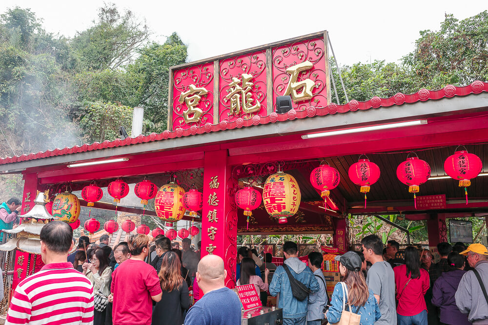 石龍宮正殿紅燈籠與參拜香客