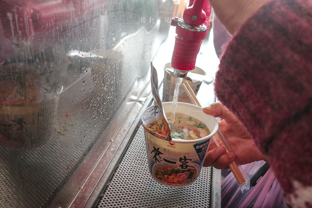 在石龍宮加水處沖泡杯麵