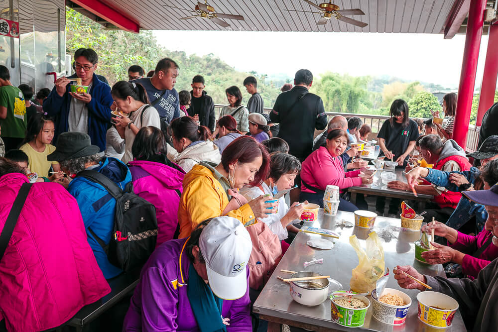 石龍宮用餐區香客吃泡麵