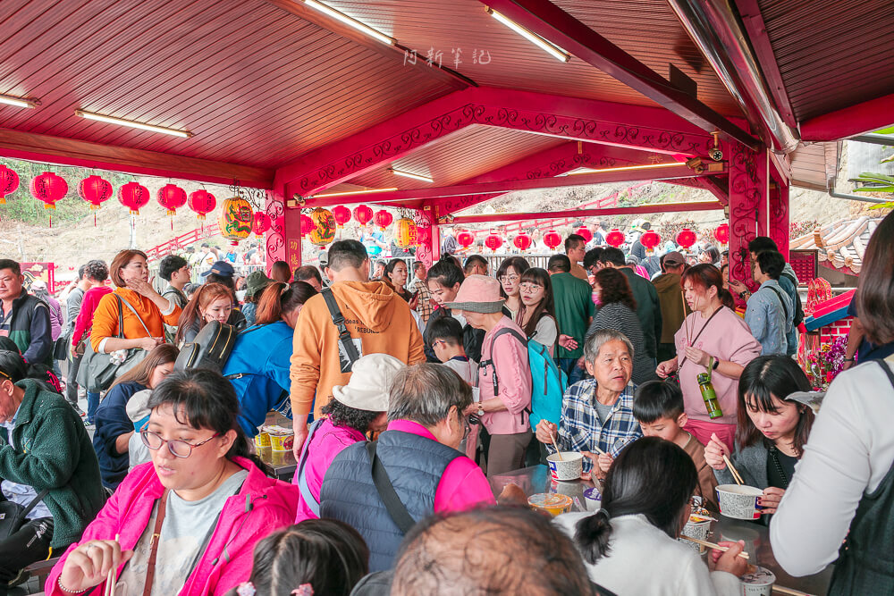 石龍宮紅棚用餐區滿滿人潮