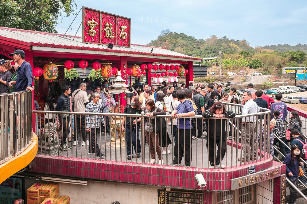 石龍宮建築全景與圓形平台人潮
