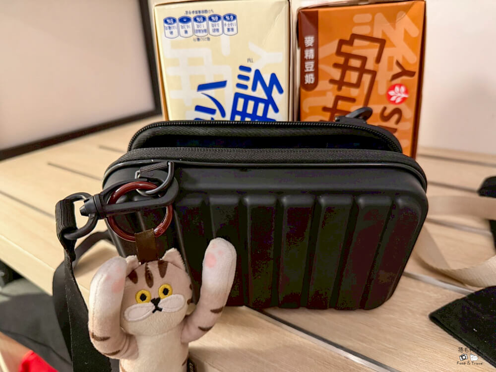 Travel Blue,Travel Blue 藍旅,Travel Blue出國旅遊,Travel Blue旅遊小物,Travel Blue旅遊用品,Travel Blue頸枕,出國旅遊必備,出國旅遊必帶,親膚烤漆斜背包,長途飛行必備 @捲毛阿偉 Travel Blue,Travel Blue旅遊用品,Travel Blue出國旅遊,Travel Blue旅遊小物,Travel Blue頸枕,出國旅遊必備,旅行收納包,出國旅遊必帶,長途飛行必備